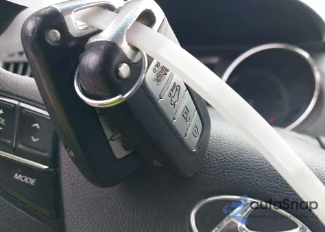 2013 Hyundai Sonata Hybrid z USA, uszkodzony, nr VIN KMHEC4A43DA088088